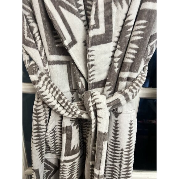 Pendleton Cotton Terry Velour Aztec Gray and White Geo Patterned Robe XS/S - Picture 4 of 6